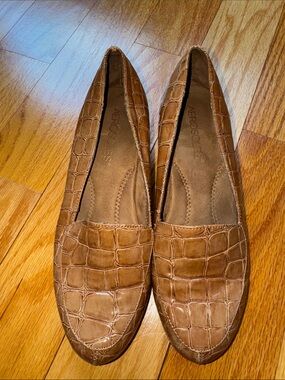 AEROSOLES Tan Croc-Embossed Slip-On Heeled Loafers